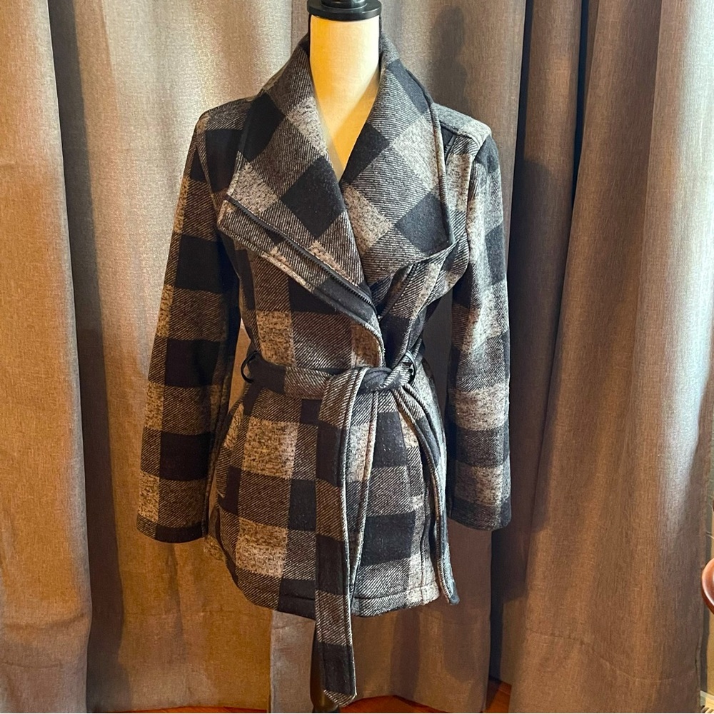 Black & white plaid car coat with belt. Made by Coffee Shop of New York, size M